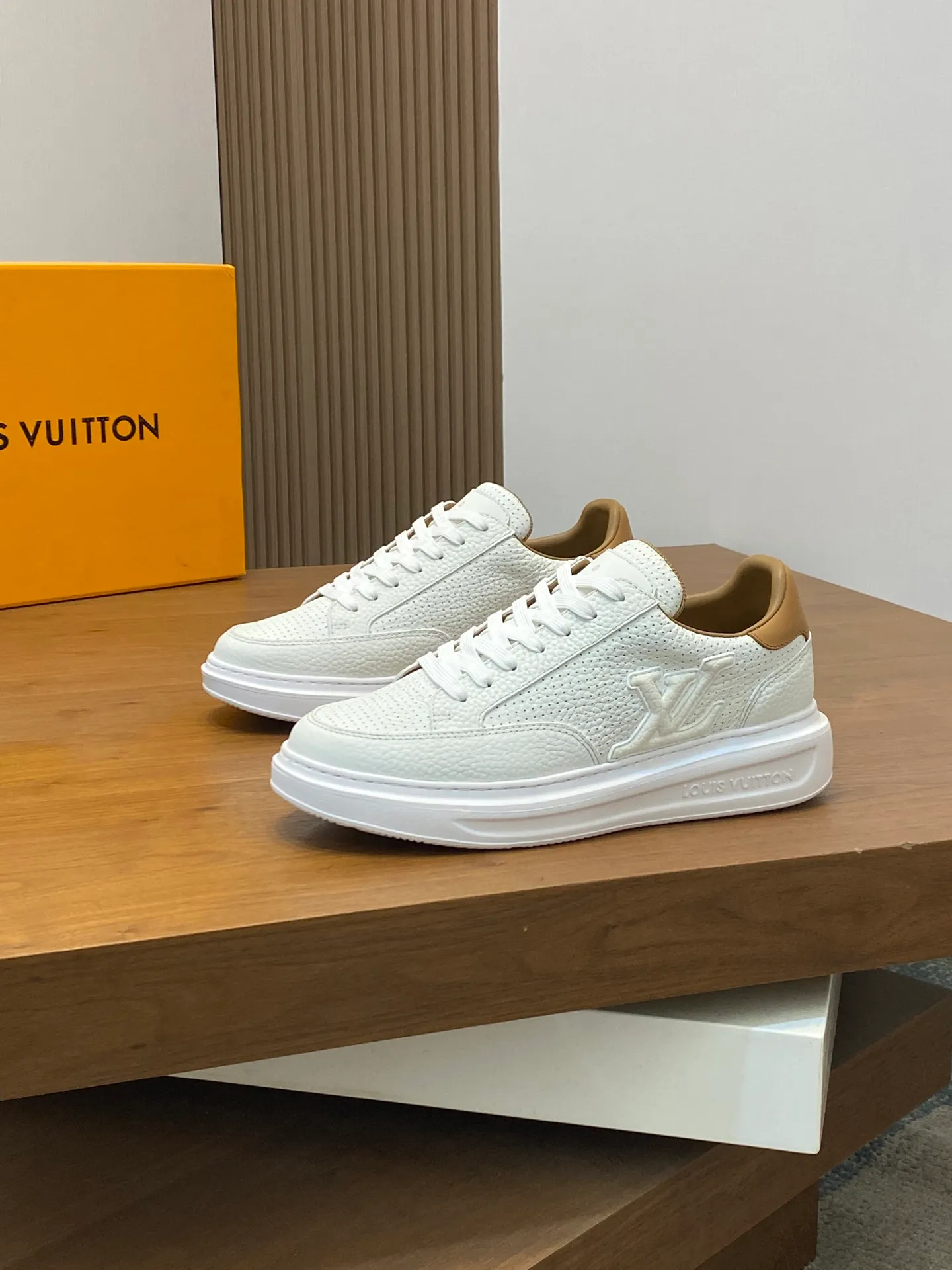 Factory Price: 400💰LV🔍Top Purchasing Agency🇮🇹 Lu Street Boy’s popular sports shoes counter synchronized, uppers imported from Italy cowhide fabric, high-quality complex splicing crafts, imported water-dyed cowhide lining cowhide feet Sole: Original sole provided by the original factory, T men's men's shoes 💰U exclusive movable molded sole, super comfortable, original factory follow-up goods, 🔍🔍high quality, can be entered and exited the counter at will, welcome to compare, code number 39-44 (order 38 45)